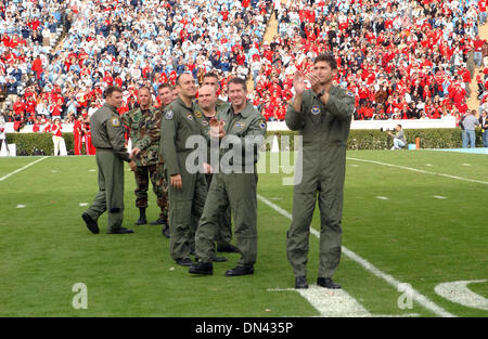 Nov 18, 2006 ; Chapel Hill, NC, USA ; NCAA Football : Les membres de l'United States Air Force sont honorés comme l'Université de Caroline du Nord Tarheels hébergé leur dernier match au stade de Kenan contre l'Université North Carolina State Wolfpack. Le Tarheels a gagné le match avec un score de 22 à 9. C'était le dernier match à domicile pour la Carolina Tarheels Headcoach John Bunting qui b Banque D'Images