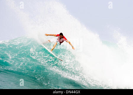 Nov 30, 2006 ; Oahu, Hawaii, USA ; TROY BROOKS (Jan Juc, VIC, Australie) (photo) a surfé sur une forte chaleur dans la ronde de 96 surfeurs de la OÕNeill de Coupe du Monde de Surf. Brooks s'est classé deuxième derrière Neco Padaratz (BRS) avec une note de 14,33 (sur un total possible de 20 points) pour PadaratzÕs 16,50. Brooks avancé à la ronde des 64, éliminant les multiples de la Couronne triple gagnant Surf Sunny Garcia Banque D'Images