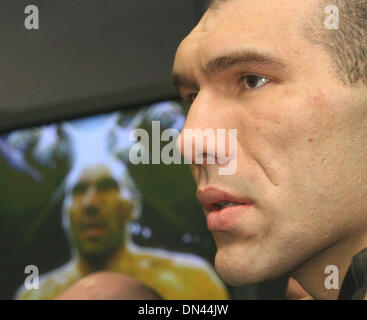 Nikolai Valuev - champion de boxe WBA poids super lourds lors de la conférence de presse à St.Petersburg-Russia. 22 décembre 2005(Image Crédit : © PhotoXpress/ZUMA Press) RESTRICTIONS : l'Amérique du Nord et du sud de l'homme SEULEMENT ! Banque D'Images