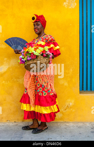 La femme cubaine en vêtements traditionnels, Plaza de la Catedral, La Havane, Cuba Banque D'Images