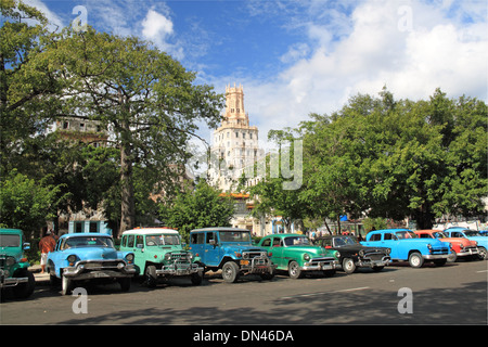 Vieilles voitures américaines, Calle Industria, Parque de la Fraternidad, vieille La Havane (La Habana Vieja), Cuba, mer des Caraïbes, l'Amérique centrale Banque D'Images