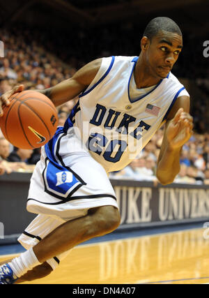 Feb 22, 2009 - Durham, North Carolina, USA - Duke's ELLIOTT WILLIAMS (20) disques durs pour le panier dans la seconde moitié du match entre le démon de Wake Forest Decons et le Duke Blue Devils à Cameron Indoor Stadium. Duc a gagné le match 101-91. (Crédit Image : © Steve digues/ZUMA Press) Banque D'Images