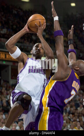 Jan 19, 2006 ; Los Angeles, CA, USA ; King Sacramento SHAREEF Abdur Rahim-shoots sur Los Angeles Laker Lamar Odom dans la première moitié Jeudi, 19 janvier 2005 à l'Arco arena. Les rois ont remporté en prolongation 118-109. Crédit obligatoire : Photo par Carl Costas/Sacramento Bee/ZUMA Press. (©) Copyright 2006 par Carl Costas/Sacramento Bee Banque D'Images