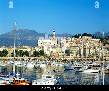 Vue sur le port et la vieille ville, Menton, Côte d'Azur, France Banque D'Images