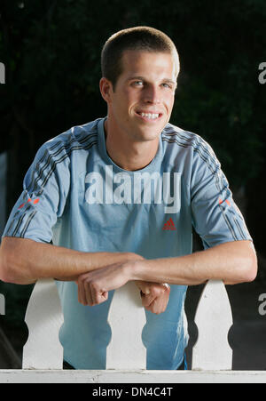 Jul 03, 2006 ; San Diego, CA, USA ; Tom Burns, 24 ans, est en cours d'exécution dans l'AFC Dimanche Demi-marathon. Il espère que de se qualifier pour les Jeux Olympiques de 2008 et le suivi des essais sur le terrain dans le Grand Steeple. Crédit obligatoire : Photo par Scott Linnet/SDU-T/ZUMA Press. (©) Copyright 2006 by SDU-T Banque D'Images