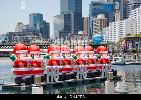 Sydney, Australie, mardi 17 décembre, le Père Noël flottant dans Sydney Darling Harbour pour les fêtes de Noël Banque D'Images