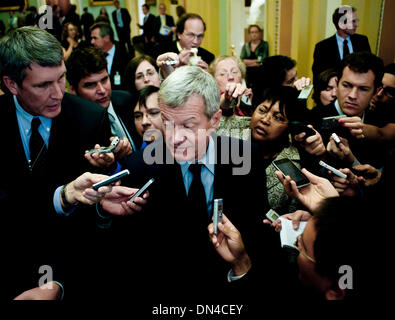 18 décembre 2013 - Le président Barack Obama devrait nommer le président du comité sénatorial des finances, Max Baucus, comme ambassadeur en Chine. Sur la photo : le 21 septembre 2010 - Washington, District of Columbia, États-Unis, - le sénateur Max Baucus (D-MT) parle aux médias avant la cloture vote sur le projet de loi d'autorisation de défense 2011. (Crédit Image : ©/ZUMApress.com) Marovich Pete Banque D'Images