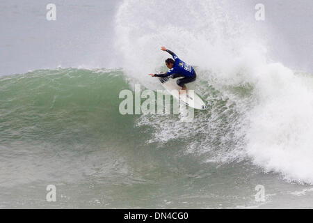 Jul 14, 2006 ; Jeffreys Bay, Afrique du Sud, l'ancien Champion du Monde Junior Amateur JORDY SMITH,18, (Durban, Afrique du Sud) a reçu une colère lorsqu'il a mis sur la touche monde numéro 33 Luke Stedman (Aus) et numéro 7 mondial Taj Burrow (Aus) pour les perdants à la deuxième ronde au Billabong Pro Jeffreys Bay, Afrique du Sud aujourd'hui. Smith recherche avancée par l'VonZipper Trials ce matin, gagnant une wildca Banque D'Images