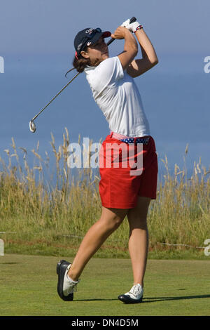 29 juil., 2006 ; Bandon, OU, USA ; membre de l'équipe américaine PAIGE MACKENZIE, du Yahima, WA, hits à partir de la 11e té au cours de la première ronde de la Curtis Cup Match au cours des Dunes du Pacifique à Bandon Dunes Golf Resort de Bandon, Oregon. Crédit obligatoire : Photo de Richard Clement/ZUMA Press. (©) Copyright 2006 by Richard Clement Banque D'Images