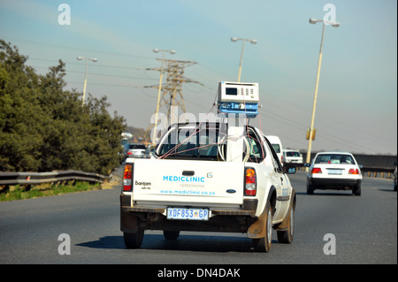 Une camionnette transportant une machine médicale entraîne le long d'une autoroute de l'Afrique du Sud. Banque D'Images