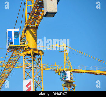 Deux grandes grues à tour au-dessus du centre de Johannesburg en Afrique du Sud. Banque D'Images