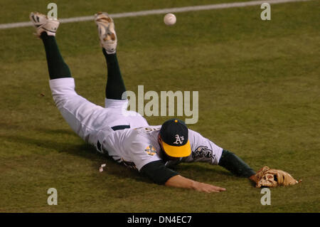 Aug 14, 2006 ; Oakland, CA, USA ; Oakland Athletics Mark Ellis, # 14, tombe à plat sur son visage tout en essayant de publier une fausse balle frappée par Seattle Kenji Johjima, Mariner's # 2, dans la 8e manche de leur jeu le lundi 14 août 2006, chez McAfee Coliseum à Oakland, Californie. Crédit obligatoire : Photo par Jose Carlos Fajardo/Contra Costa Times/ZUMA Press. (©) Copyright 2006 par Contra Cos Banque D'Images
