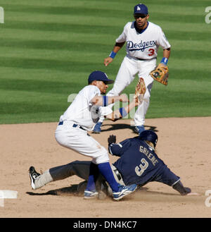 Sep 17, 2006 ; Los Angeles, CA, USA ; MLB baseball : San Diego Padres (3) KHALIL GREENE est sûr au deuxième but d'avance sur l'étiquette de Dodgers de Los Angeles (15) RAFAEL FURCAL au cours de la neuvième manche de la Ligue Nationale d'un match de baseball à Los Angeles, Californie, dimanche 17 septembre 2006 Dimanche. Greene a ensuite de marquer son accord sur un simple touché par Terrmel Sledge à donner Banque D'Images