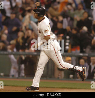 Sep 26, 2006 ; San Francisco, CA, USA ; San Francisco Giants MOISES ALOU pompes son poing après avoir frappé un deux exécuter homer avec Todd Linden sur la base de gagner le match contre les Diamondbacks de l'Arizona dans le bas de la 9e manche à AT&T Park. Crédit obligatoire : Photo par Bob Larson/Contra Costa Times/ZUMA Press. (©) Copyright 2006 par Contra Costa Times Banque D'Images