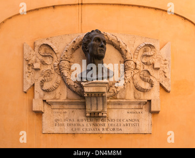 Buste d'Antonio Canova, sur un mur de son atelier, via delle colonnette, Rome, Italie. Banque D'Images