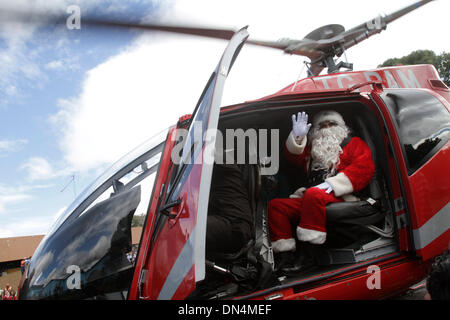 Guatemala City, Guatemala. Dec 18, 2013. Un homme habillé en ondes à l'arrivée du Père Noël en hélicoptère à l'hôpital général San Juan de Dios, à Guatemala City, la capitale du Guatemala, le 18 décembre 2013. Le Père Noël a visité l'hôpital des enfants à livrer les cadeaux dans le cadre des fêtes de Noël. Crédit : Luis Echeverria/Xinhua/Alamy Live News Banque D'Images