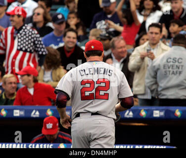 Oct 03, 2006, Anaheim, CA, USA ; Astros de Houston à partir lanceur ROGER CLEMENS au cours de la World Baseball Classic à Anaheim, Californie le 16 mars 2006. Clemens est parmi les six joueurs liés à l'utilisation de substances améliorant la performance par un ancien coéquipier, le Los Angeles Times a rapporté le dimanche. Crédit obligatoire : Photo par Armando Arorizo/ZUMA Press. (©) Copyright 2006 by Aroriz Banque D'Images