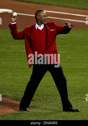 Oct 24, 2006 ; St Louis, MO, USA ; BASEBALL : ex-OZZIE SMITH shortstop Cardinal lance la première balle de cérémonie avant match trois des World Series à Busch Stadium à St Louis, le mardi 24 octobre de l'Organisation mondiale de la série entre les Cardinals de Saint-Louis et les Tigers de Detroit à Comerica Park à Detroit (Michigan), les cardinaux battre les Tigres 5-0. Crédit obligatoire : Photo de J. Banque D'Images