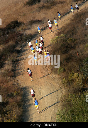 Oct 27, 2006 ; San Marcos, CA, USA ; Les varsity boys font leur chemin jusqu'à la piste de serpentine pendant leur balade autour de 3,1 milles de la Vallée des cailles Parc de San Marcos au cours de la Mission de San Pasqual et cross-country Hills rencontrez le vendredi après-midi. L'Eagles' Patrick Sheehan a remporté la course avec un temps de 17:30. Crédit obligatoire : Photo par Sean DuFrene/SDU-T/ZUMA Press. (©) Copyright 2006 Banque D'Images