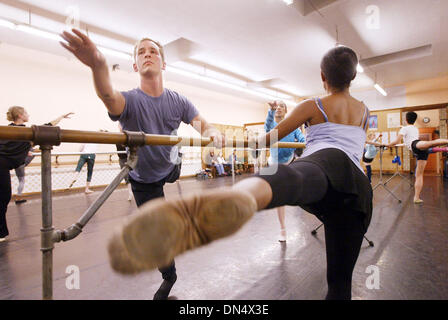 Nov 08, 2006 ; Hayward, CA, USA ; danseurs de ballet Casse-Noisette BEN BARNHART, gauche, et Michelle Brown répéter à la Guidi's Ballet Studio à Oakland, Californie, le mercredi 8 novembre 2006. Crédit obligatoire : Photo par Ray Chavez/l'Oakland Tribune/ZUMA Press. (©) Copyright 2006 par l'Oakland Tribune Banque D'Images