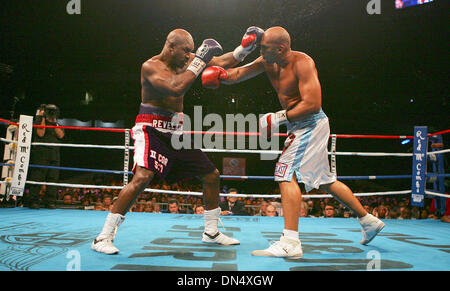 Nov 10, 2006 ; San Antonio, TX, USA ; Evander Holyfield vs FRES OQUENDO à l'Alamodome. Crédit obligatoire : Photo par Bahram Mark Sobhani/San Antonio Express-News/ZUMA Press. (©) Copyright 2006 par San Antonio Express-News Banque D'Images