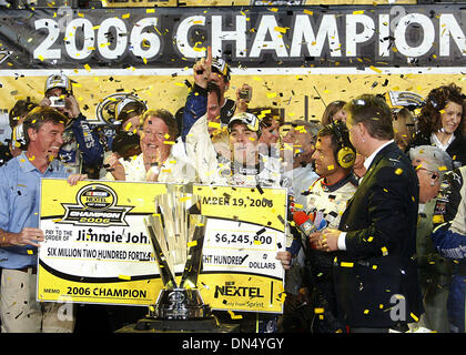 Nov 19, 2006 ; Miami, FL, USA ; course de la série NASCAR Nextel - après avoir remporté le 2006 NASCAR Nextel Cup Series, pilote de voiture de course de Jimmie Johnson est présenté avec un chèque de 6 245 800. Greg Biffle a remporté la course, mais Jimmie Johnson capturé le titre de points de Nextel Cup à dimanche's Ford 400 course auto à Homestead. Crédit obligatoire : Photo par Damon Higgins/Palm Beach Post/ZUMA Press. (©) Copyr Banque D'Images