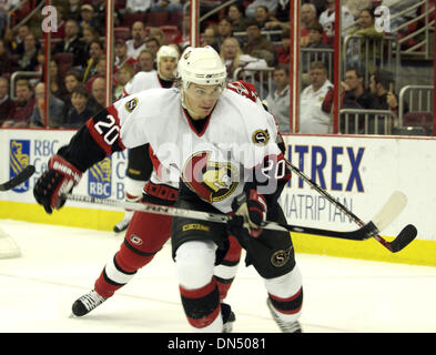 Nov 28, 2006 ; Raleigh, NC, USA ; Hockey sur glace NHL : Sénateurs d'Ottawa n° 20 Antoine Vermette comme les Hurricanes de la Caroline ont perdu 4 à 1 comme ils ont accueilli les Sénateurs d'Ottawa à la RBC Centre situé à Raleigh. Crédit obligatoire : Photo par Jason Moore/ZUMA Press. (©) Copyright 2006 par Jason Moore Banque D'Images