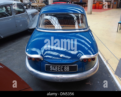 La Blue Panhard PL17 est une voiture compacte française des années 1950, connue pour son design distinctif et son ingénierie innovante. Il a été produit par Panhard, un fabricant réputé pour ses avancées techniques dans la conception automobile. Banque D'Images
