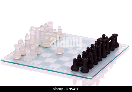 D'échecs en verre sur un fond blanc Banque D'Images