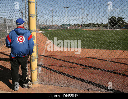 20 févr. 2009 - Mesa, Arizona, USA - Chicago Cub fans regarder les joueurs à la pratique durant l'entraînement de printemps, à la Mesa's Fitch Park en Arizona. (Crédit Image : © Darryl Webb/East Valley Tribune/ZUMA Press) Banque D'Images