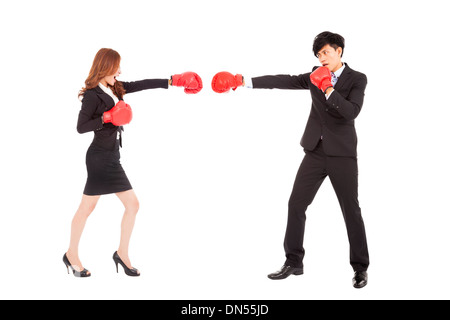 Femme d'affaires avec des gants de boxe d'une lutte avec l'homme Banque D'Images