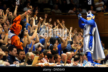 Feb 22, 2009 - Durham, North Carolina, USA -Le Duke Blue Devil mascot lance les 'fous' Cameron dans la seconde moitié du match entre le démon de Wake Forest Decons et le Duke Blue Devils à Cameron Indoor Stadium. Duc a gagné le match 101-91. (Crédit Image : © Steve digues/ZUMA Press) Banque D'Images