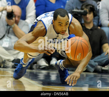 Feb 22, 2009 - Durham, North Carolina, USA - Duke's Gerald Henderson (15) plonge pour une balle lâche dans la seconde moitié du match entre le démon de Wake Forest Decons et le Duke Blue Devils à Cameron Indoor Stadium. Duc a gagné le match 101-91. (Crédit Image : © Steve digues/ZUMA Press) Banque D'Images