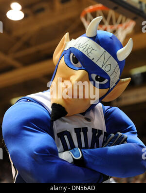 Feb 22, 2009 - Durham, North Carolina, USA - Le Duke Blue Devil mascot lance la foule dans la seconde moitié du match entre le démon de Wake Forest Decons et le Duke Blue Devils à Cameron Indoor Stadium. Duc a gagné le match 101-91. (Crédit Image : © Steve digues/ZUMA Press) Banque D'Images