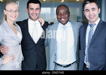 Portrait de smart business group comité permanent de la ligne et à la recherche à l'appareil photo avec le sourire Banque D'Images