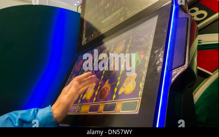 Homme jouant à cote fixe dans la machine de jeu en Angleterre uk bookmakers. Banque D'Images