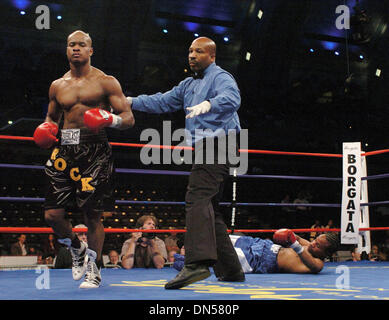 Jun 10, 2006 ; Atlantic City, NJ, USA ; Boxe : ALLEN ROCK KO'S KEN HUMPHREYS dans le rond à l'Boragata crédit obligatoire de Casino : Photo par Rob DeLorenzo/ZUMA Press. (©) Copyright 2006 par Rob DeLorenzo Banque D'Images