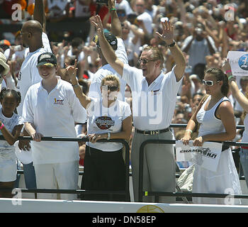 Jun 23 2006, Miami, FL, USA ; Pat Riley de vagues le long des fans pendant le long défilé championnat Biscayne Blvd. Crédit obligatoire : Photo par Damon Higgins/Palm Beach Post/ZUMA Press. (©) Copyright 2006 par Palm Beach Post Banque D'Images