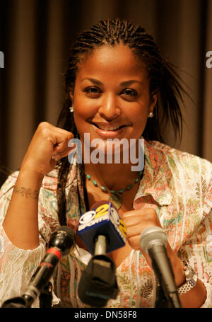 Jun 23, 2006 ; Los Angeles, CA, USA ; Champion de boxe WBC LAILA ALI, fille du légendaire champion de boxe Muhammad Ali comme elle fait la promotion de son prochain 5 août 2006 lutte à Cape Town Afrique du Sud. Elle se battra pour la première fois en Afrique près de 32 ans après que son père a combattu contre George Foreman dans l 'Rumble in the Jungle' au Zaïre, en Afrique. Crédit obligatoire : Photo par J.P. Banque D'Images