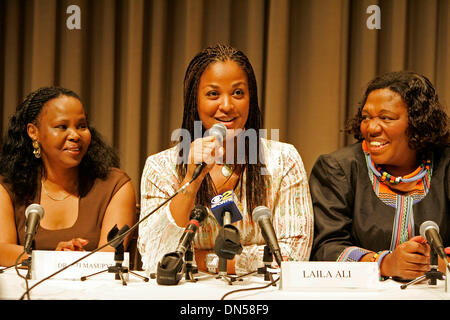 Jun 23, 2006 ; Los Angeles, CA, USA ; Champion de boxe WBC LAILA ALI, fille du légendaire champion de boxe Muhammad Ali comme elle fait la promotion de son prochain 5 août 2006 lutte à Cape Town Afrique du Sud. Elle se battra pour la première fois en Afrique près de 32 ans après que son père a combattu contre George Foreman dans l 'Rumble in the Jungle' au Zaïre, en Afrique. La photo aussi MOSUPYOB ATI Dr (l Banque D'Images