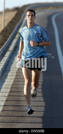 Jul 03, 2006 ; San Diego, CA, USA ; Tom Burns, 24 ans, est en cours d'exécution dans l'AFC Dimanche Demi-marathon. Il espère que de se qualifier pour les Jeux Olympiques de 2008 et le suivi des essais sur le terrain dans le Grand Steeple. Crédit obligatoire : Photo par Scott Linnet/SDU-T/ZUMA Press. (©) Copyright 2006 by SDU-T Banque D'Images