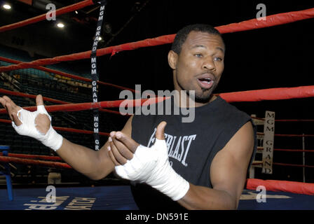 Mai 11, 2006, à Las Vegas, NV, USA ; Champion WBO Super 'Sugar' SHANE MOSLEY se prépare pour son prochain match le 15 juillet contre 'féroces' Fernando Vargas au MGM Grand Garden Arena de Las Vegas au Nevada. Mosley a défait Vargas en Février avec un dixième tour arrêt de travail. Crédit obligatoire : Photo par Rob DeLorenzo/ZUMA Press. (©) Copyright 2006 par Rob DeLorenzo Banque D'Images