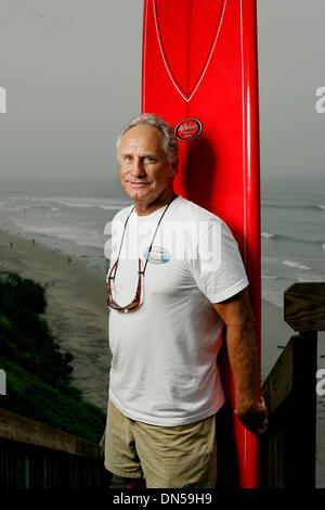 25 juil., 2006 ; Encinitas, CA, USA ; L.J. RICHARDS, qui a remporté le Championnat de Surf américain en 1963, sera intronisé au Surfer's Walk of Fame à Huntington Beach le jeudi 27 juillet. RICHARDS est montré ici à San Elijo State Beach. Crédit obligatoire : Photo par K.C. Alfred//ZUMA Press. (©) Copyright 2006 by SDU-T Banque D'Images