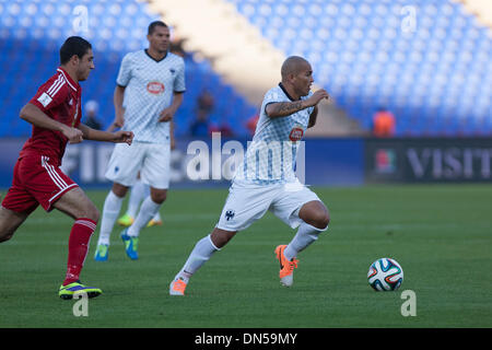 Marrakech, Maroc. Dec 18, 2013. Le Monterrey Mexique Humberto Suazo (R) convoite la la balle pendant le match entre le Mexique à Monterrey et de l'Egypte à l'Al Ahly club LA FIFA Coupe du Monde 2013 football match à Marrakech, Maroc, 18 décembre 2013. Le Mexique à Monterrey a remporté le match 5-1. Credit : Cui Xinyu/Xinhua/Alamy Live News Banque D'Images