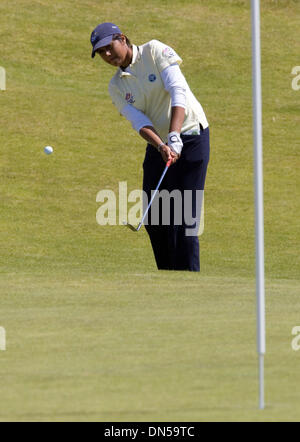 29 juil., 2006 ; Bandon, ou, aux États-Unis, la Grande-Bretagne et l'Irlande à memberKIRAN MATHARU, l'équipe de Leeds, Angleterre, jetons à la 8e verte pendant la première ronde de la Curtis Cup Match au cours des Dunes du Pacifique à Bandon Dunes Golf Resort de Bandon, Oregon. Crédit obligatoire : Photo de Richard Clement/ZUMA Press. (©) Copyright 2006 by Richard Clement Banque D'Images