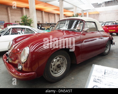 Vieille Porsche rouge foncé de l'Association Lorraine des Amateurs dAutomobiles Banque D'Images