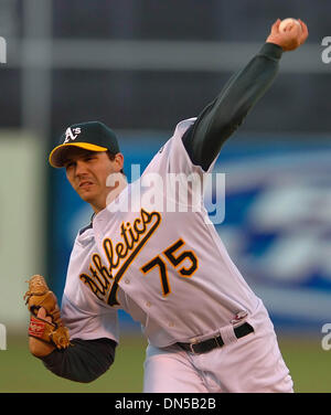 Aug 14, 2006 ; Oakland, CA, USA ; Oakland Athletics pitcher Barry Zito, # 75 emplacements, contre les Marines de Seattle dans la 1ère manche de leur jeu le lundi 14 août 2006 chez McAfee Coliseum. Crédit obligatoire : Photo par Jose Carlos Fajardo/Contra Costa Times/ZUMA Press. (©) Copyright 2006 par Contra Costa Times Banque D'Images
