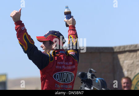 25 juil., 2006 ; Sonoma, CA, USA ; Jeff Gordon célèbre sa victoire dimanche, 25 juin, 2006 après la Dodge Save Mart 350 à Infineon à Sonoma, en Californie la victoire de Gordon fait de lui le gagnant de tous les temps sur les épreuves sur route. Crédit obligatoire : Photo par Carl Costas/Sacramento Bee/ZUMA Press. (©) Copyright 2006 par Sacramento Bee Banque D'Images