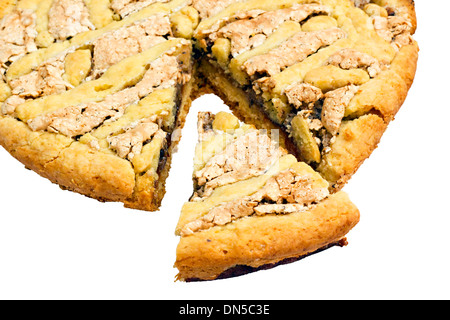 La meringue tarte aux fruits et crème du remplissage isolé sur fond blanc Banque D'Images