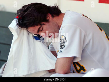 Sep 24, 2006 ; Oakland, CA, USA ; Oakland Athletics pitcher DAN HAREN , vers le bas après l'abandon de trois points à la Los Angeles Angels of Anaheim dans la 3e manche de leur jeu pour McAfee Coliseum. Les Anges défait les Athletics 7-1. Crédit obligatoire : Photo par Jose Carlos Fajardo/Contra Costa Times/ZUMA Press. (©) Copyright 2006 par Contra Costa Times Banque D'Images